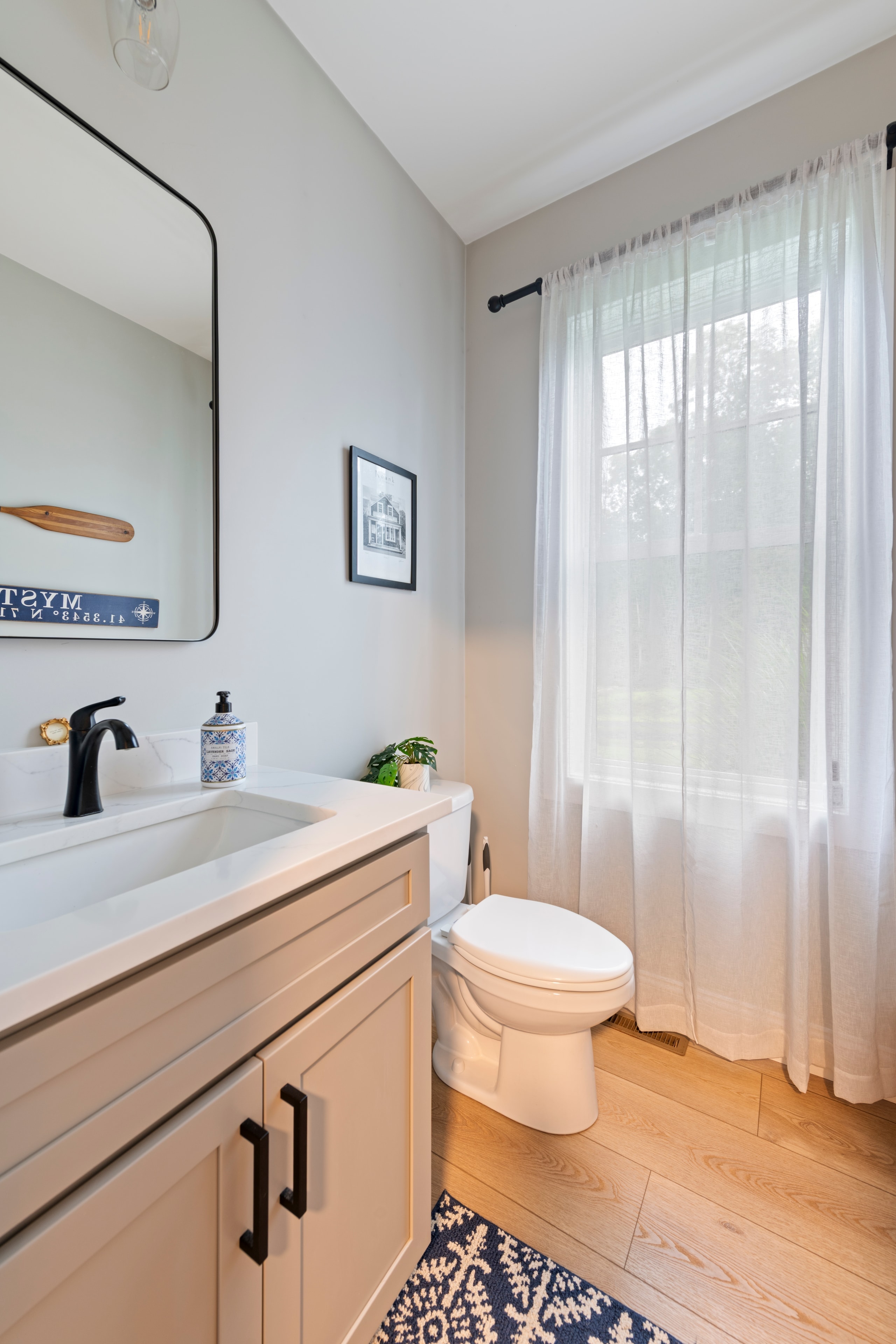 Coastal bath, black accents
